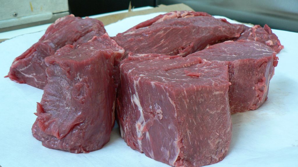 Surowe steki z polędwiczki wołowej bez kości (samo mięso, II klasa mięsa)