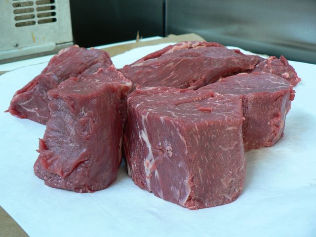 Surowe steki z polędwiczki wołowej bez kości (samo mięso, II klasa mięsa)