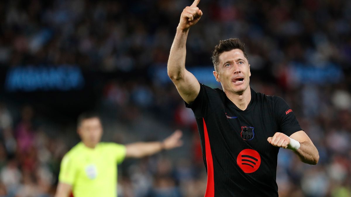 PAP/EPA / Salvador Sas / Na zdjęciu: Robert Lewandowski