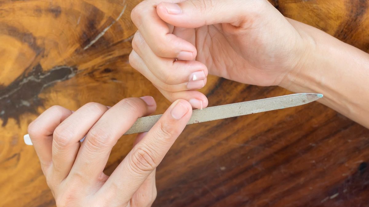 Robiąc manicure w domu, musisz bardzo uważać.