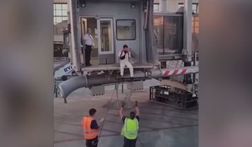 Niebezpieczny wypadek spóźnionego pasażera. Za wszelką cenę chciał się dostać na pokład samolotu