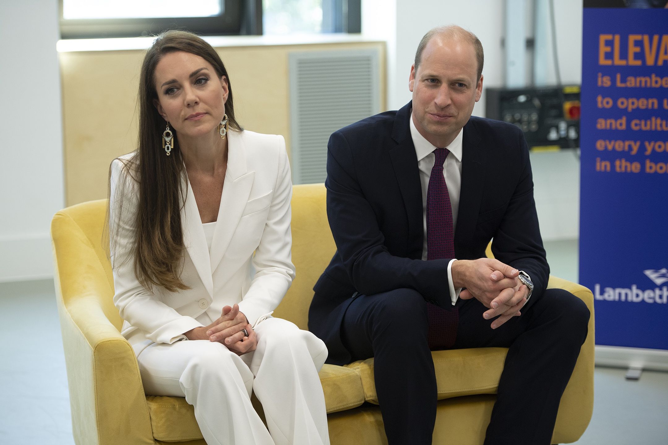 Kate Middleton zadaje szyku w białym garniturze