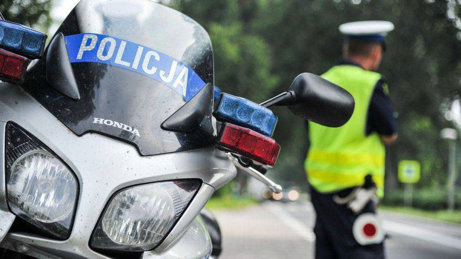 policjant z motocyklem