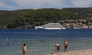 Wchodzą na pokład i zrzucają ubrania. Chorwacki raj dla naturystów