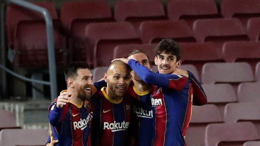 Zdjęcie okładkowe artykułu: PAP/EPA / Alberto Estevez / Na zdjęciu: radość piłkarzy Barcelony