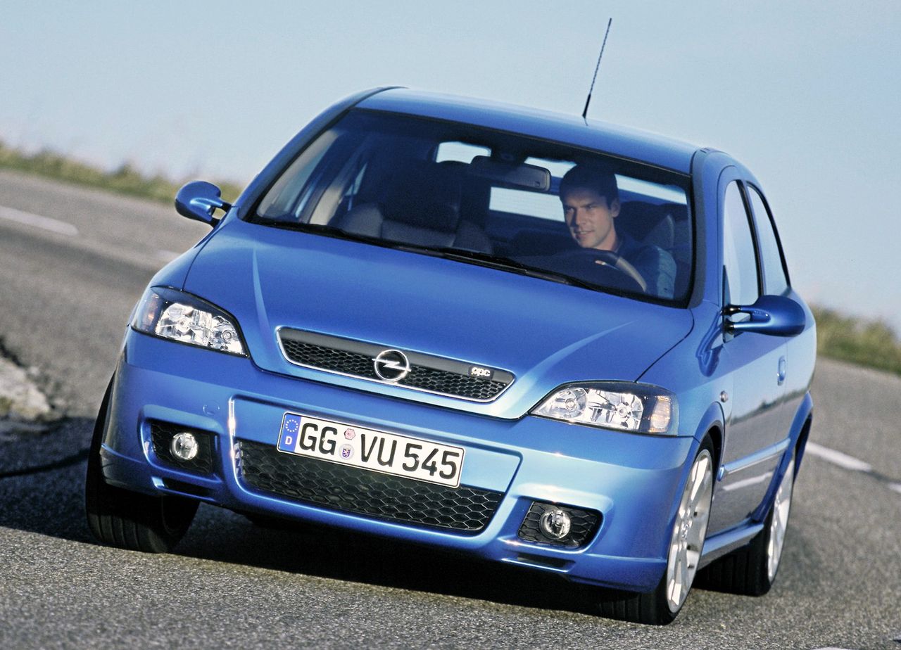 Opel Astra OPC występował w dwóch odmianach. Wolnossącej 160 KM i turbodoładowanej 200 KM. Dziś polecamy głównie tę pierwszą wersję.