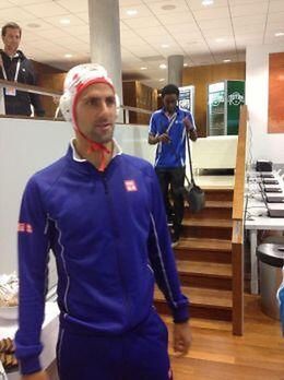 Podczas zeszłorocznego Rolanda Garrosa Novak Djoković założył na deszczową pogodę czepek używany przez piłkarzy wodnych (Foto: Twitter)