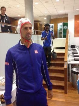 Podczas zeszłorocznego Rolanda Garrosa Novak Djoković założył na deszczową pogodę czepek używany przez piłkarzy wodnych (Foto: Twitter)