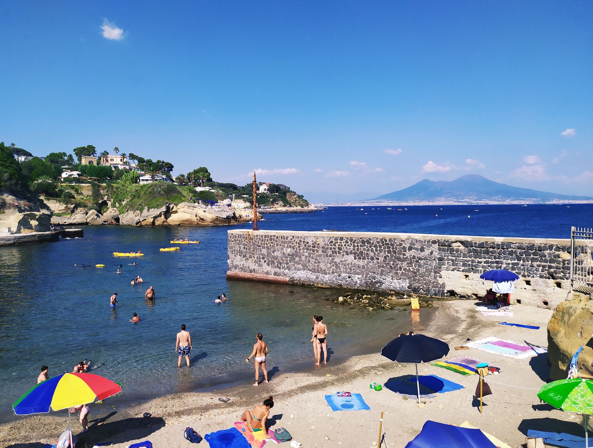 Z plaży koło Neapolu do wyspy bez problemu można dopłynąć wpław