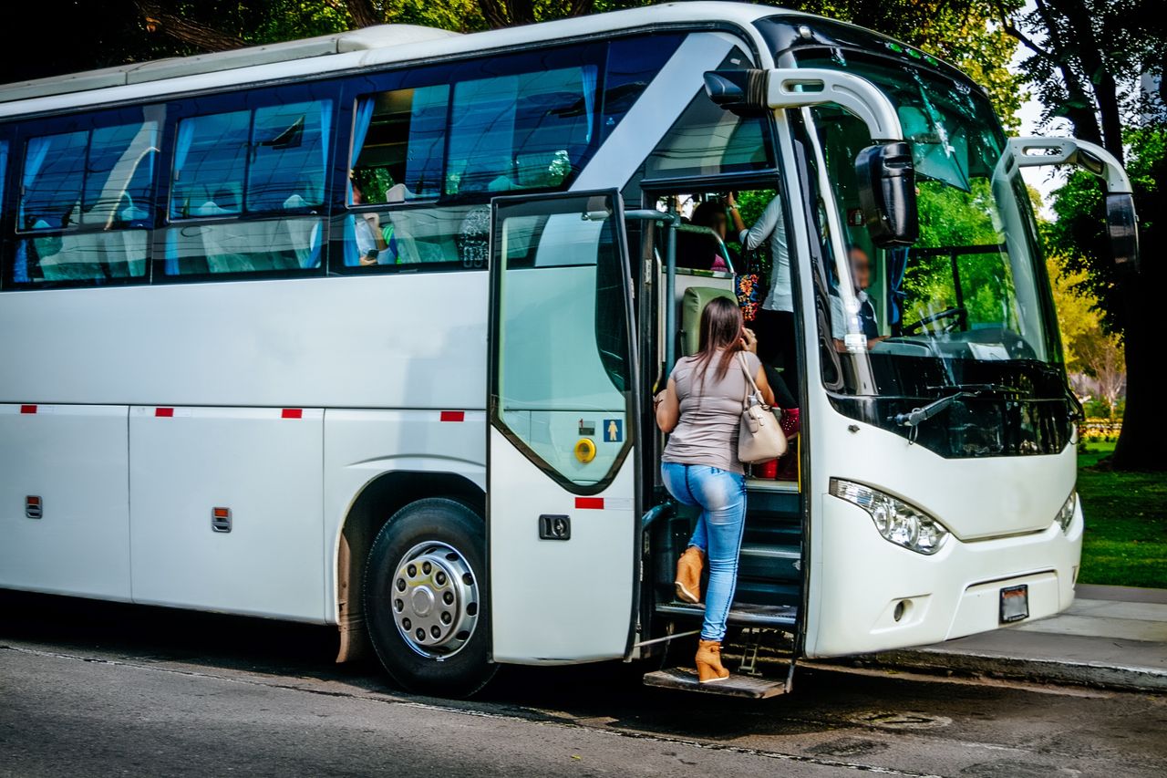 Kraków: Autokary turystyczne parkujące przy ul. Dietla denerwują okolicznych mieszkańców. Miasto przeprowadziło kontrole