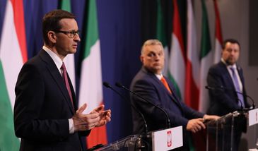 Morawiecki w Budapeszcie. "Priorytetem jest zwalczenie pandemii"
