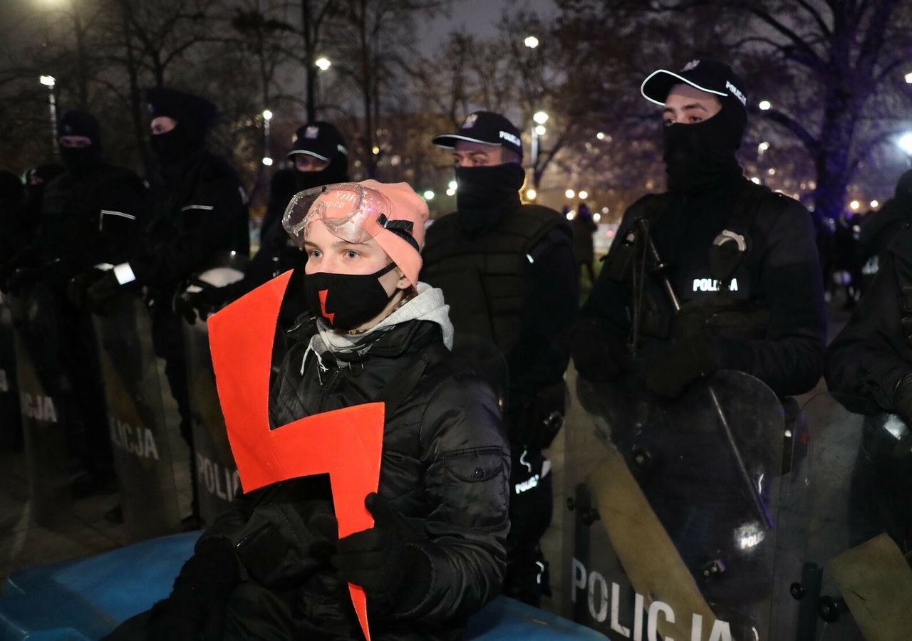 "Święta bez pioruna". Akcja, która ma celu wykluczenie artystów, którzy poparli Strajk Kobiet ze śpiewania kolęd w TVP