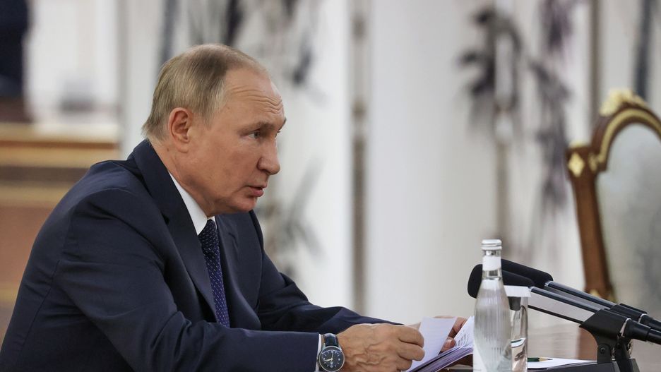 Russian President Vladimir Putin talks to President Xi Jinping (not pictured) on the sidelines of the 22nd Shanghai Cooperation Organisation Heads of State Council (SCO-HSC) Summit, in Samarkand, Uzbekistan, 15 September 2022. The SCO is an international alliance founded in 2001 in Shanghai and composed of China, India, Kazakhstan, Kyrgyzstan, Russia, Pakistan, Tajikistan, Uzbekistan and four Observer States interested in acceding to full membership - Afghanistan, Belarus, Iran, and Mongolia. EPA/ALEXANDR DEMYANCHUK / SPUTNIK / KREMLIN POOL MANDATORY CREDIT Dostawca: PAP/EPA.
