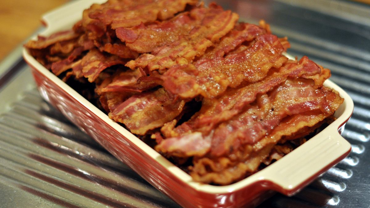 Peklowany bekon smażony na patelni lub pieczony, o obniżonej zawartości sodu