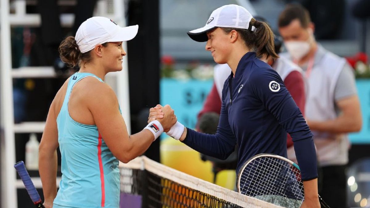 Getty Images / Clive Brunskill / Na zdjęciu: Ashleigh Barty i Iga Świątek
