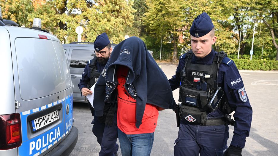 podejrzany
Pruszcz Gda�ski, 20.10.2024. Podejrzany (C) podczas doprowadzenia na przes�uchanie do Prokuratury Rejonowej w Pruszczu Gda�skim, 20 bm. 37-letni kierowca tira jest podejrzany o spowodowanie karambolu, 18 bm. na S7 w kierunku Gdyni, mi�dzy wjazdem Lipce a Gda�sk Po�udnie. W wypadku zgin�y 4 osoby, a 12 zosta�o rannych. (aldg) PAP/Adam War�awa
***Do tego materia�u zdj�ciowego dost�pna jest r�wnie� depesza w systemie CSI, pt.: Prokurator: we krwi kierowcy tira, kt�ry staranowa� auta na S7, nie stwierdzono substancji psychoaktywnych (opis)**
 *** UWAGA!!! ZAKAZ PUBLIKACJI WIZERUNKU I DANYCH OSOBOWYCH PODEJRZANEGO! ***
Adam War�awa
drogowy, karambol, Prokuratura Rejonowa, przes�uchanie, S7, wypadek, 37-latek, 37-letni, doprowadzenie, kierowca tira, policja, samochodowy, sprawca karambolu, staranowanie, wypadku drogowego, radiow�z