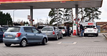 Rekordowo wysokie ceny paliw. "Słaba złotówka nie pomaga"