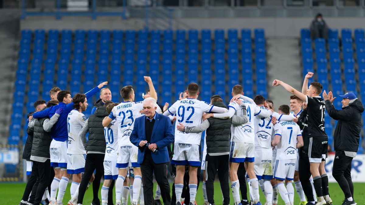 piłkarze Stali Mielec cieszą się ze zwycięstwa po meczu Ekstraklasy z Lechem Poznań