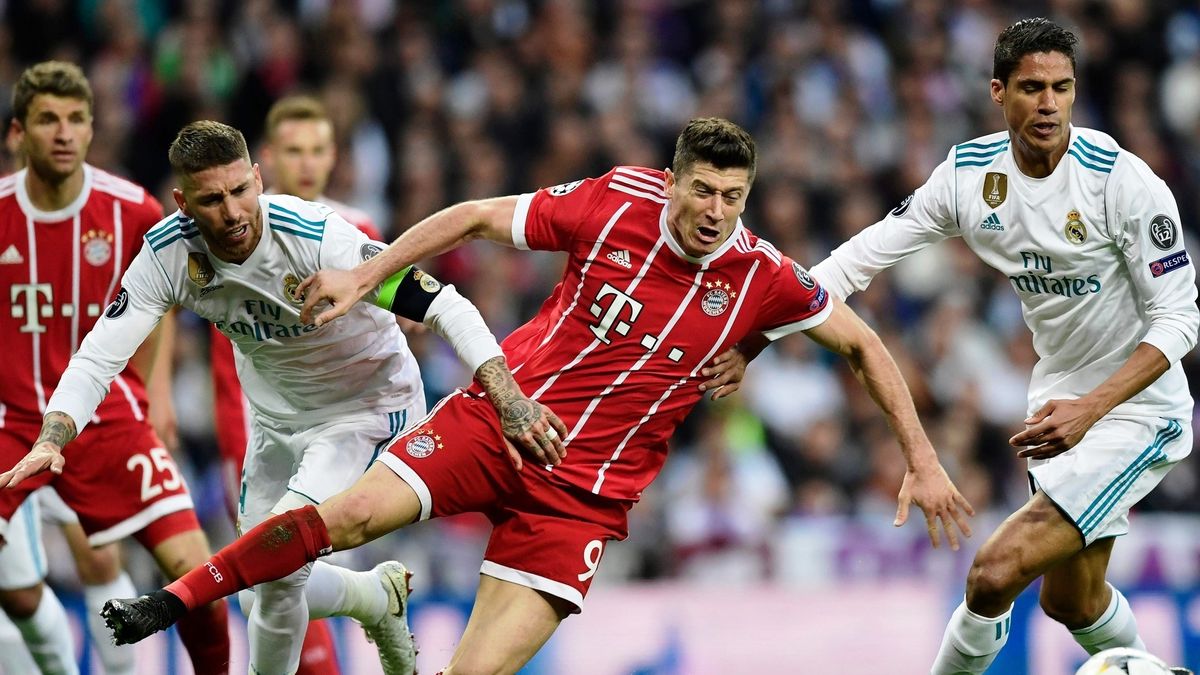East News /  AFP PHOTO / JAVIER SORIANO / Robert Lewandowski w meczu z Realem w półfinale LM 2018.