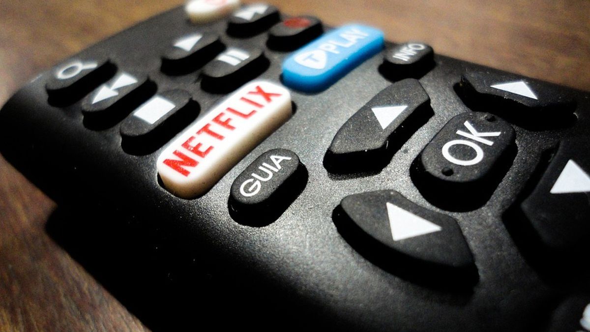 Pilot z przyciskiem Netflix.