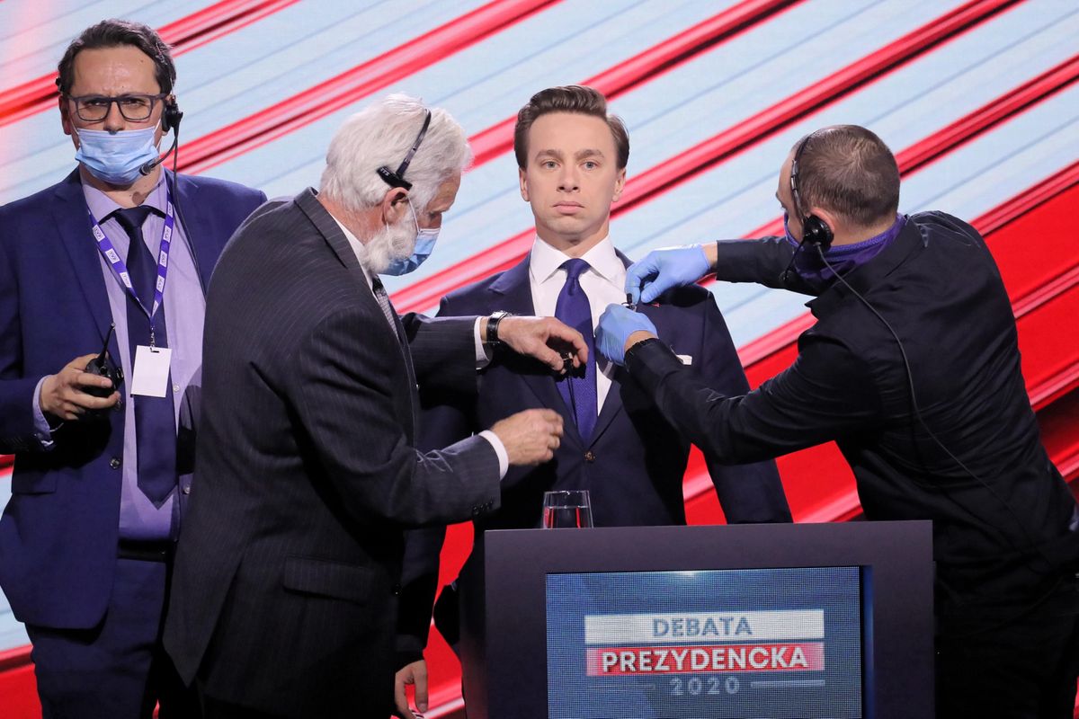 Pierwsza debata telewizyjna 2020: kandydat Konfederacji na prezydenta Krzysztof Bosak podczas debaty w TVP przed wyborami w maju, które się nie odbyły. 