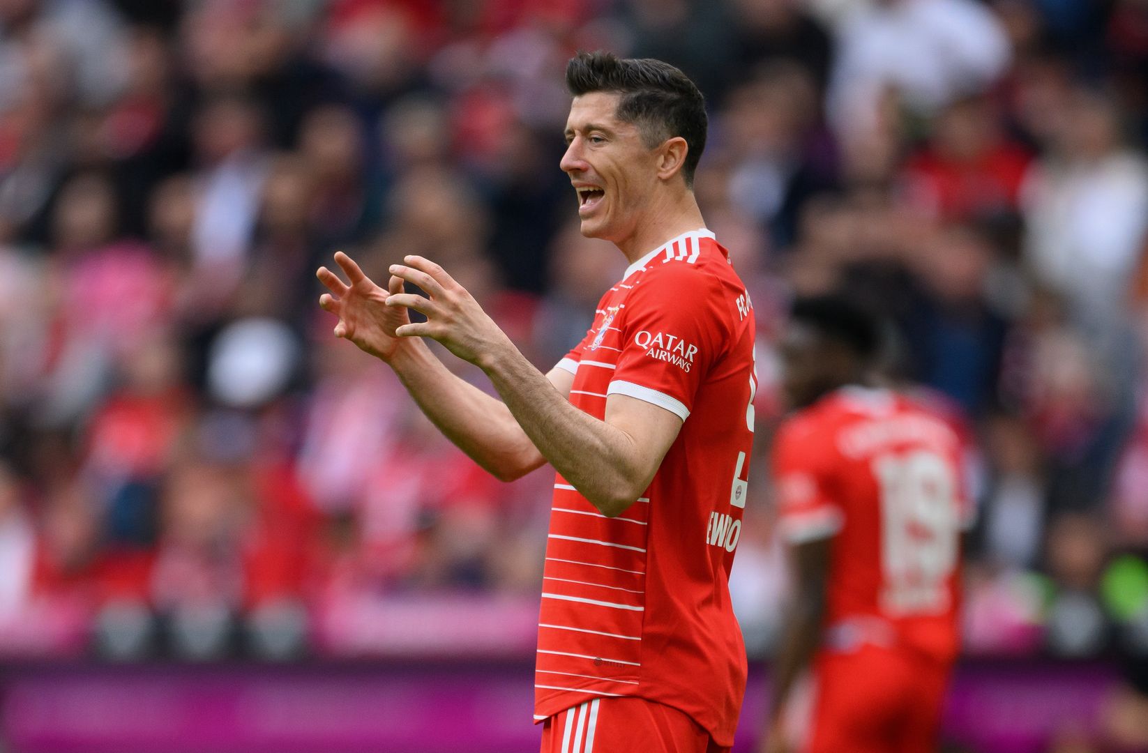 Robert Lewandowski wypuścił buty. Internauci kręcą nosami