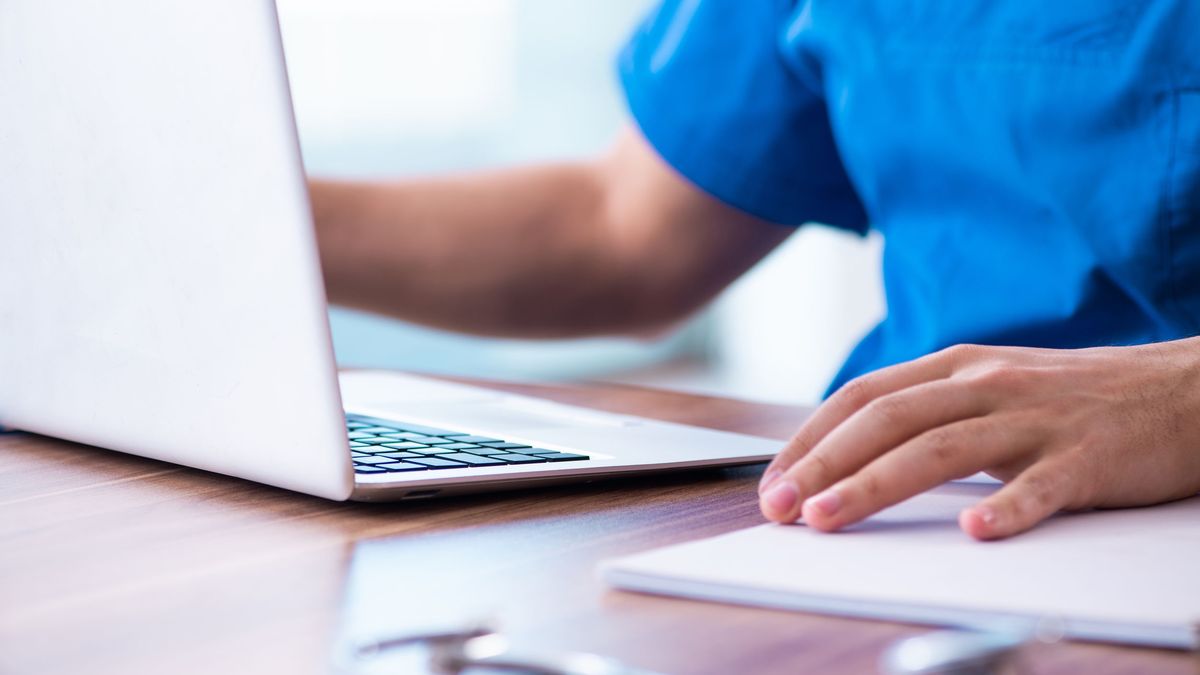 lekarz przy komputerze