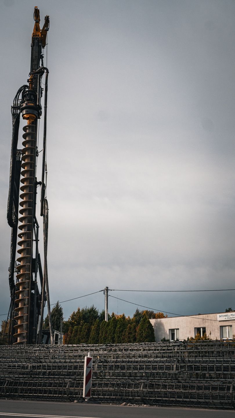 Na ul. Olsztyńskiej w Toruniu trwają prace przy budowie estakady nad torami kolejowymi. 