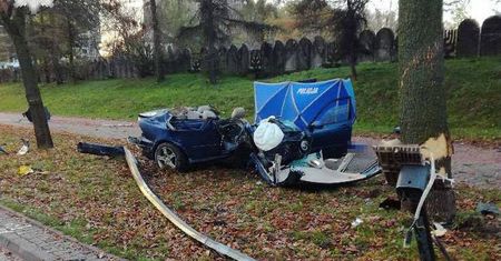 Lublin: Śmiertelny wypadek na ul. Andersa. Samochód rozerwało na kilka części [zdjęcia]
