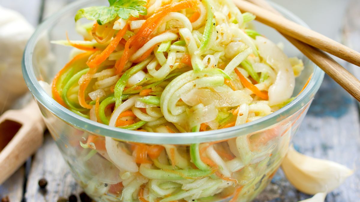 Surówka na bazie jabłka i marchewki to prawdziwy sztos!