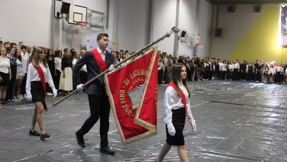 Rozpoczęcie roku szkolnego w III LO w Gnieźnie. W szkołach powiatowych naukę rozpocznie blisko 6 tys. uczniów