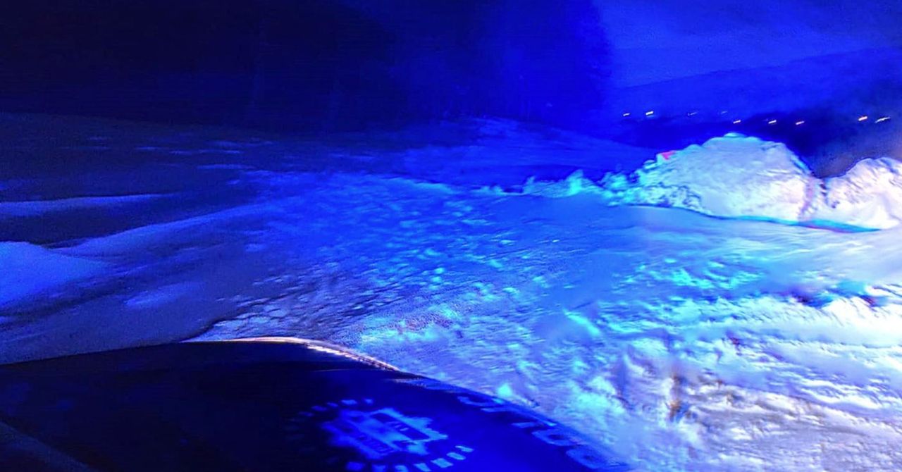 Nowy Żmigród: Leżał w śniegu, temperatura jego ciała wynosiła 31 stopni. Policjanci uratowali życie mężczyzny