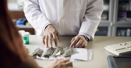 Koniec z medyczną marihuaną? Zniknęła z polskich aptek