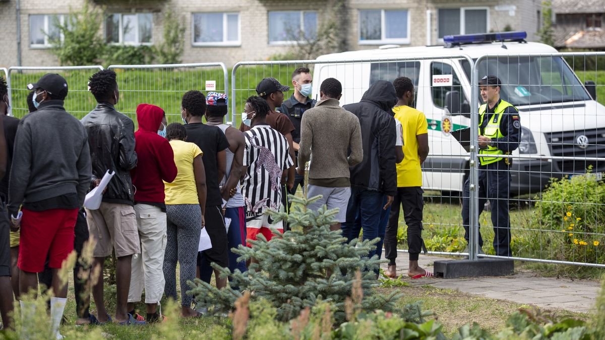 W tymczasowym ośrodku dla imigrantów we wsi Widzieniańce  większość osób pochodzi z krajów afrykańskich