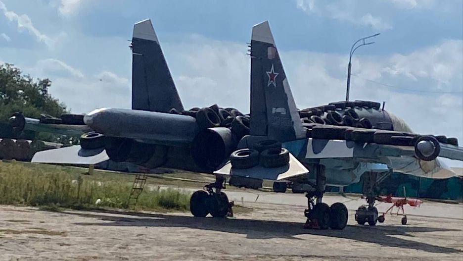 Rosyjski samolot Su-34 obłożony oponami