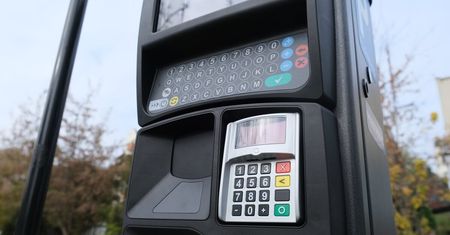 Jadąc nad jezioro uwzlędnij opłatę za płatne parkowanie. Firlej sięgnie po pieniądze od turystów. Gmina postawi 11 parkomatów
