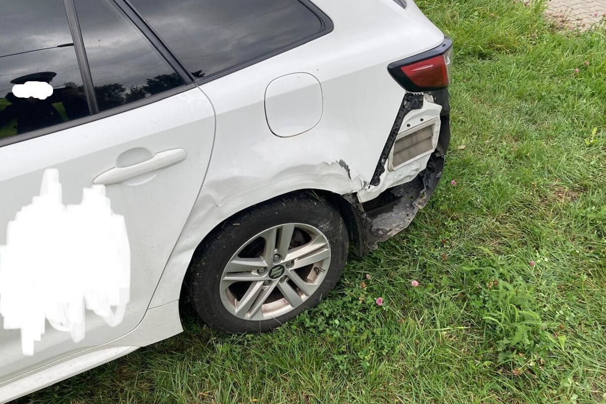 Uszkodzenia suzuki po uderzeniu w znak drogowy
