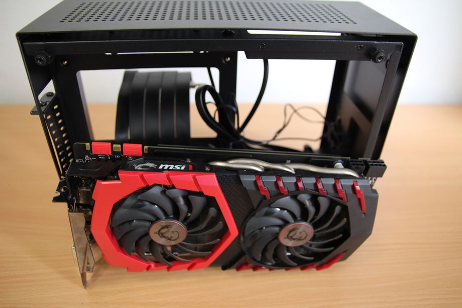 GTX 1070 od MSI pasuje idealnie. Z RTX 2060 Super Inno3D miałem już problemy.