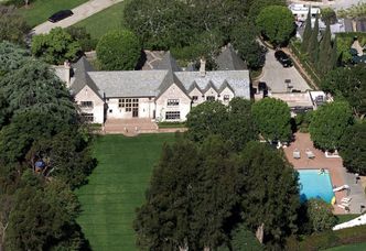 Hugh Hefner sprzedał "Dom Playboya" za 200 milionów dolarów! (ZDJĘCIA)