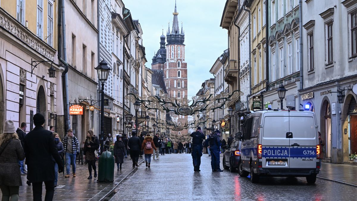 KRAKOW, POLAND - NOVEMBER 18:   
Members of the Polish Police stop a car on Floriaska Pedestrian Street in Krakow, seen on November 17, 2024 in Krakow, Poland. (Photo by Artur Widak/NurPhoto via Getty Images)