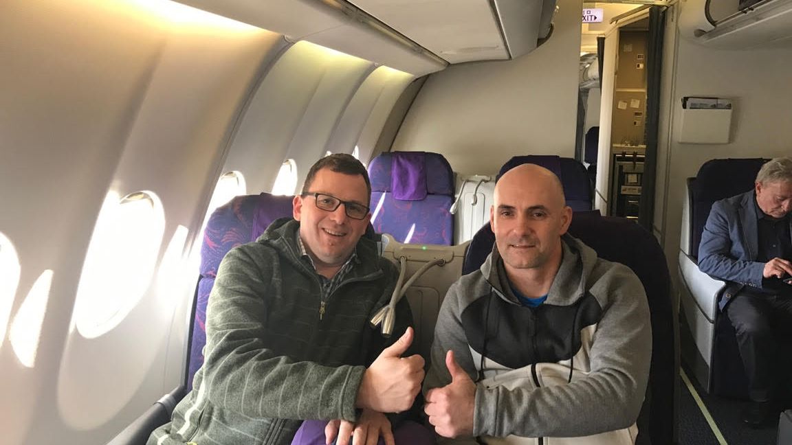Tomasz Gollob na pokładzie samolotu lecącego do Chin Obok wiceprezydent miasta Grudziądza Marek Sikora