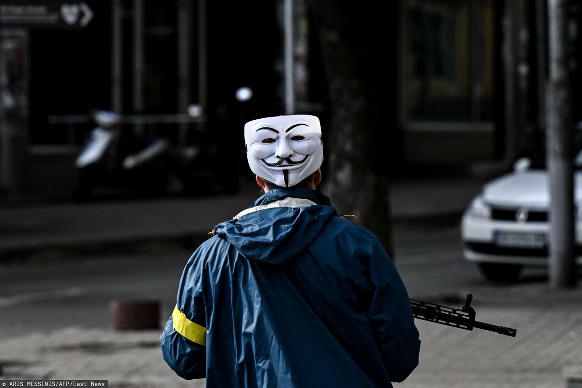 Ukraiński żołnierz w masce Anonymous 