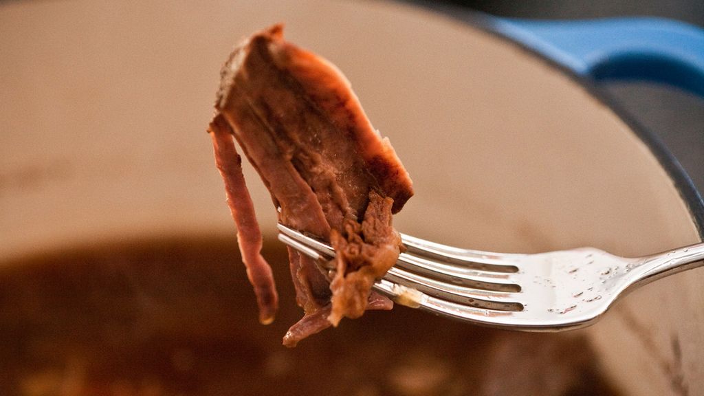 Duszona łopatka wołowa bez kości (mięso i tłuszcz, III klasa mięsa)