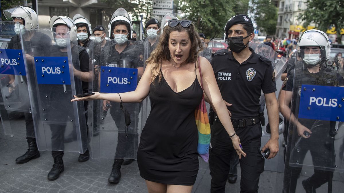 Mimo rządowych zakazów w Stambule odbyła się parada LGBT.