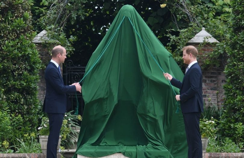 Ekspertka analizuje mowę ciała księcia Williama i księcia Harry'ego podczas odsłonięcia pomnika Diany