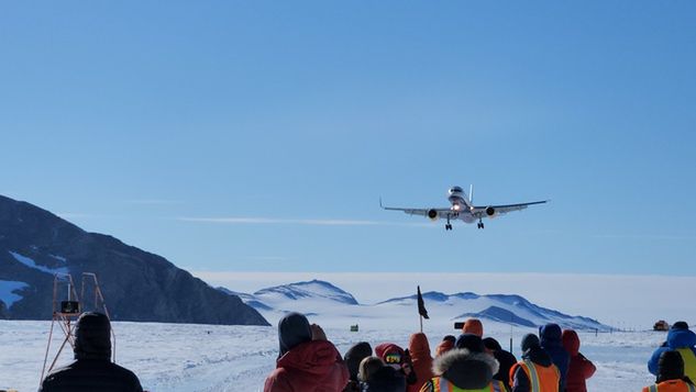 Na potrzeby turystów na Antarktydzie zorganizowano nawet pas startowy. Samolot to jedyny środek transportu, którym można dotrzeć w to miejsce. Loty odbywają się tylko przy idealnej pogodzie