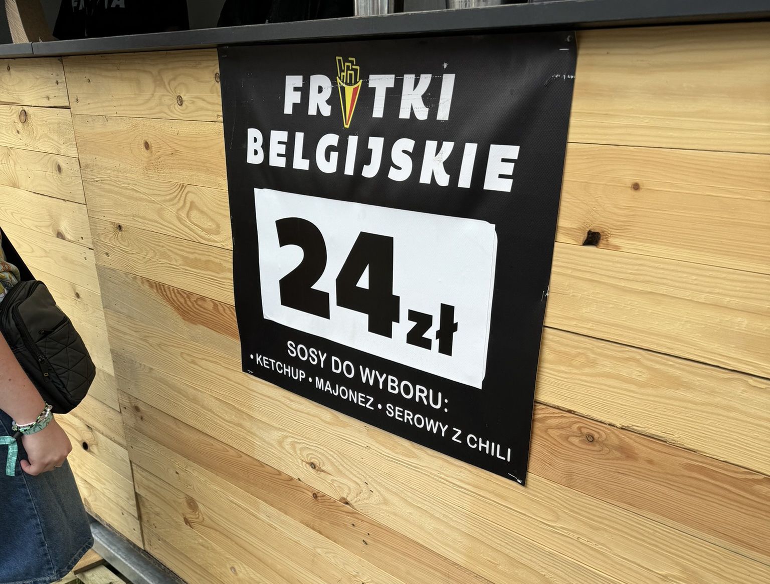 Widać nawet, że dawną cenę zalepiono