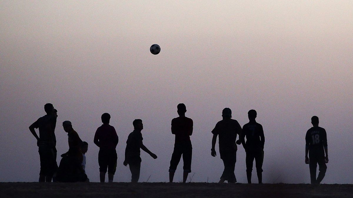 Fotografia ilustracyjna/uchodźcy grający w piłkę 