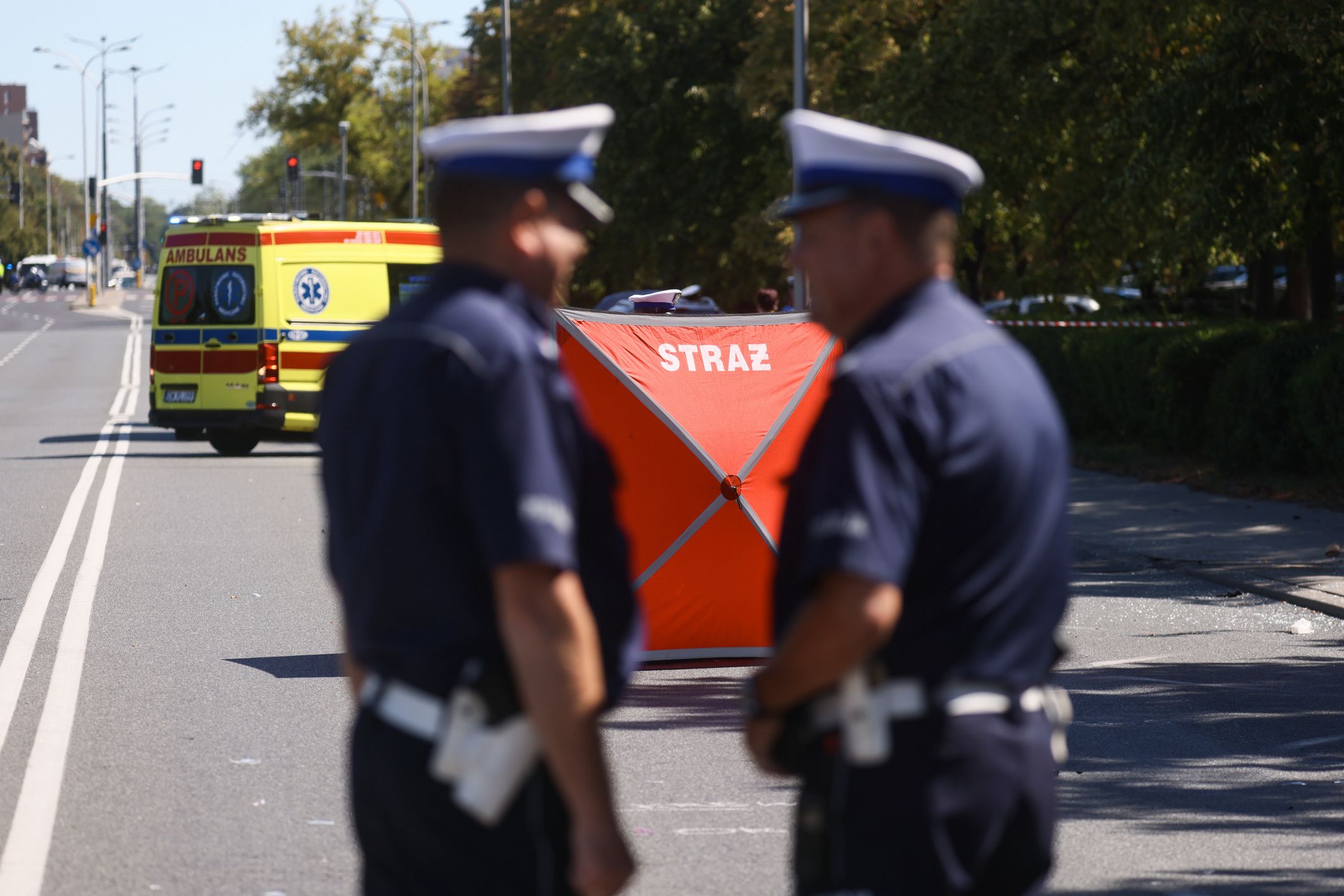 Warszawa, 13.08.2024. Miejsce tragicznego wypadku przy u. Woronicza w Warszawie, 13 bm. Samochód osobowy wjechał w przystanek autobusowy. Jedna osoba nie żyje, dziewięć zostało rannych. PAP/Leszek Szymański ***Do tego materiału zdjęciowego dostępna jest również depesza w systemie CSI, pt.: Warszawa/ Samochód wjechał w przystanek, jedna osoba nie żyje (aktl.)***