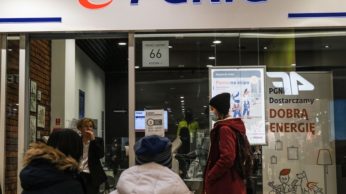 KRAKOW, POLAND - 2022/01/24: People wait outside the Polish state-controlled oil and gas company (PGNiG) store. (Photo by Omar Marques/SOPA Images/LightRocket via Getty Images)